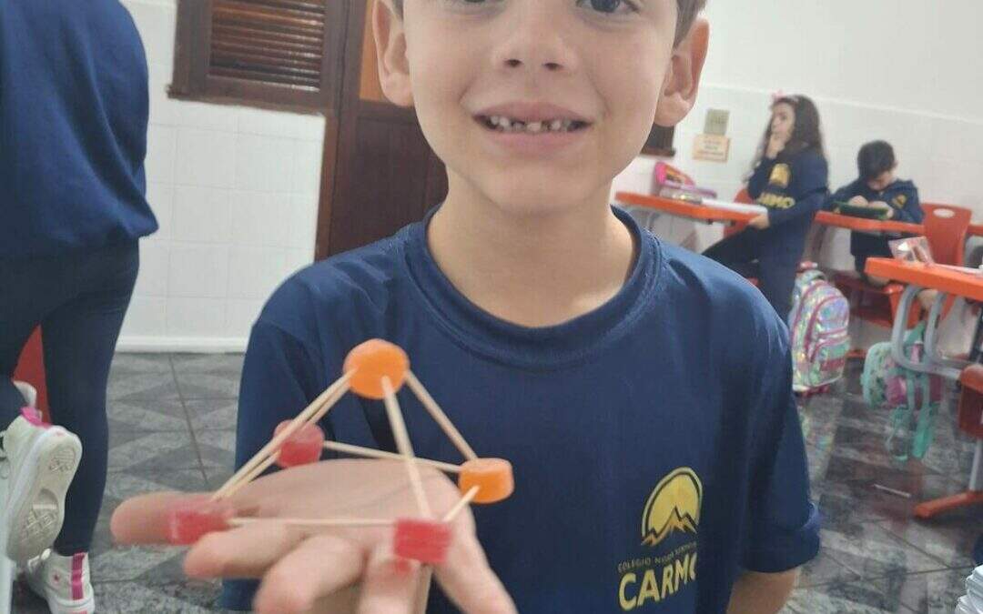 Sólidos geométricos usando jujubas e palitos